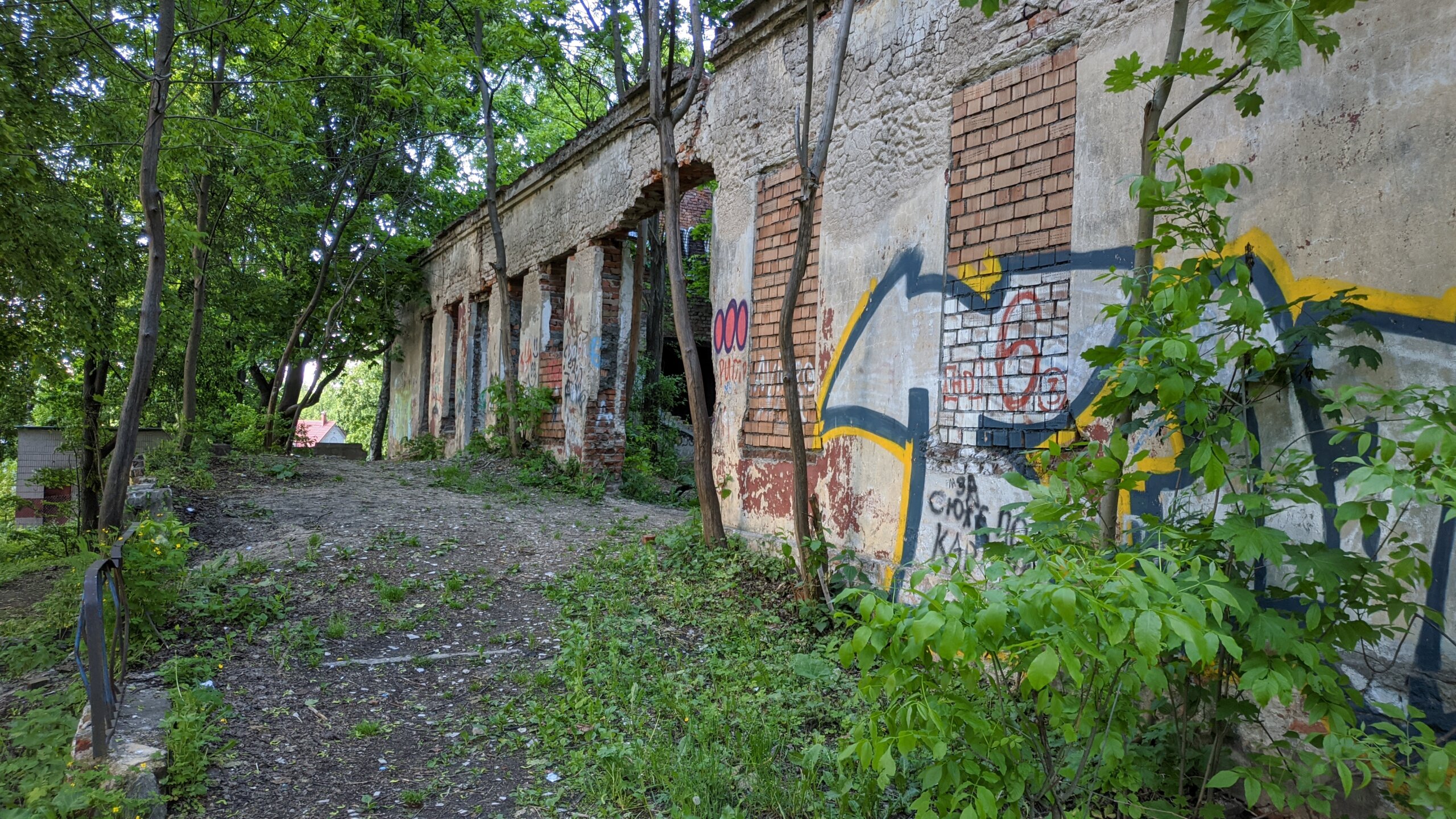 Руины клуба КСИ на ул. Минина