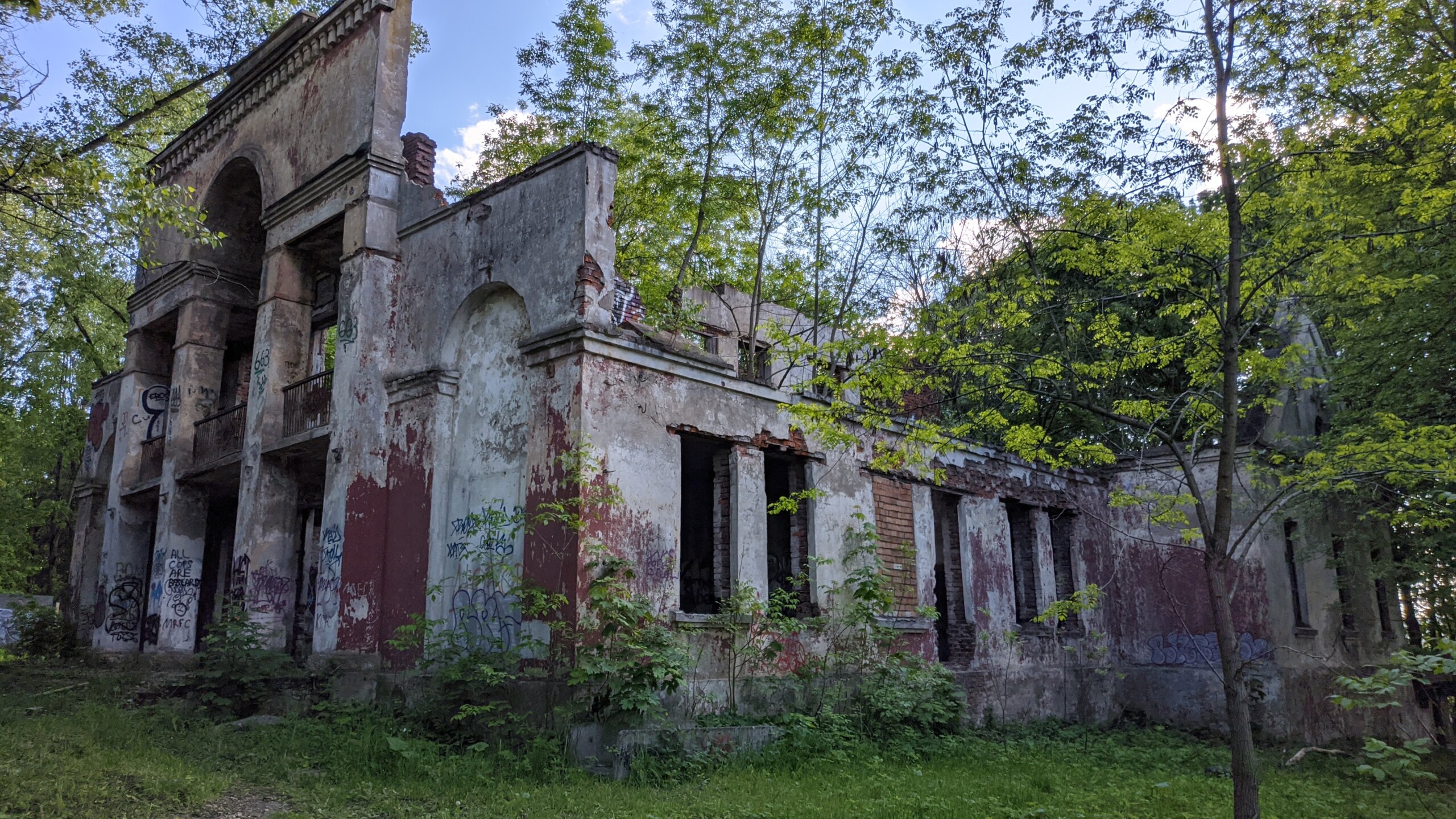 Руины клуба КСИ на ул. Минина