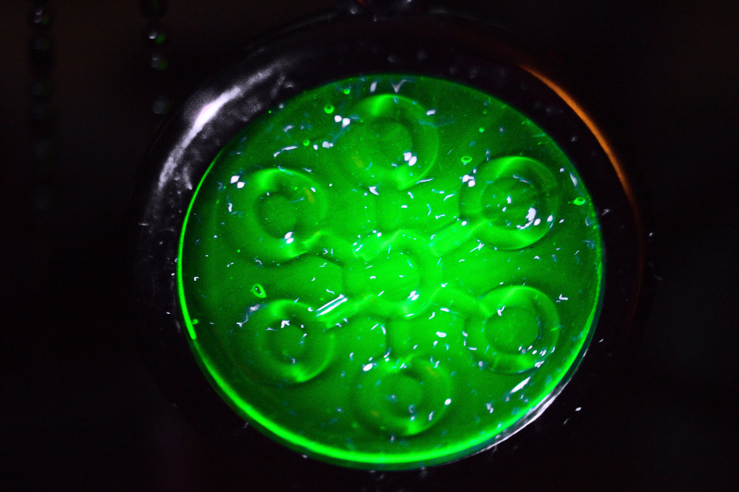 Флуоресценция радиоактивного кулона с Aliexpress под ультрафиолетом
